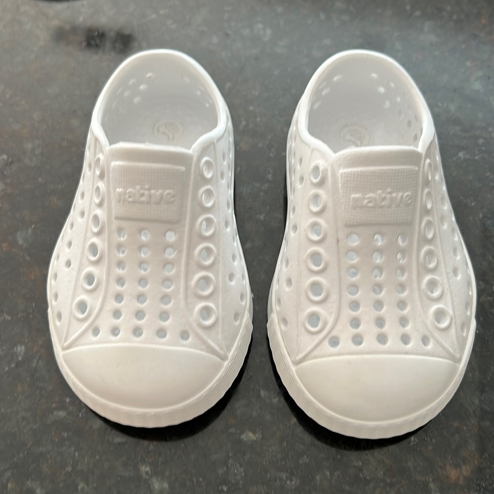 Native White Jefferson Toddler Size 4